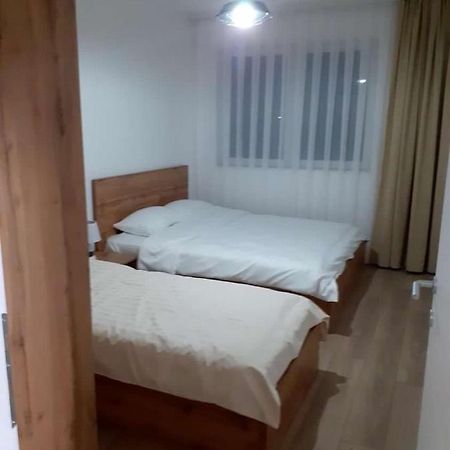 Banesa Ne Qender Te Pejes Apartment Luaran gambar